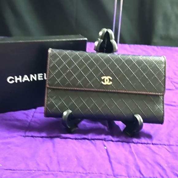 EUC CHANEL MATELASSE STYLE WITH BURGUNDY LINING WALLET - Picture 1 of 12